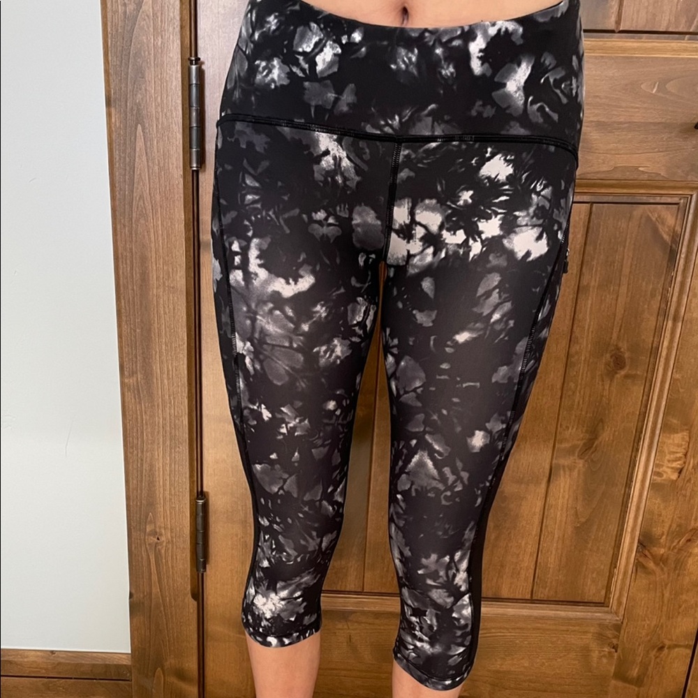Lululemon Black/White Abstract Floral Mesh Cropped Leggings